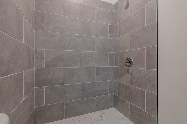 bathroom featuring a tile shower