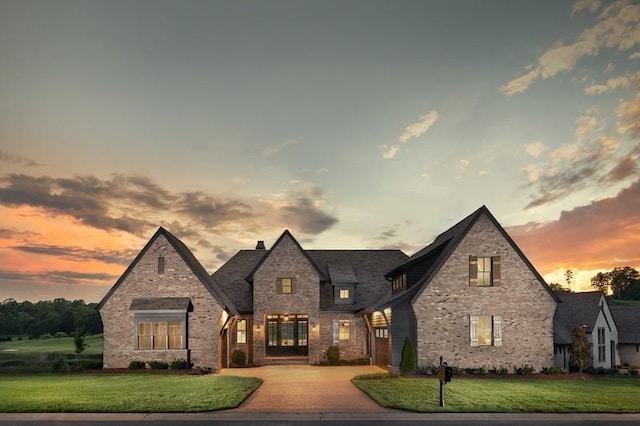 view of front facade featuring a front lawn