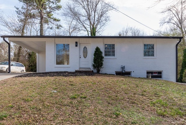 view of front facade featuring brick siding and a front lawn