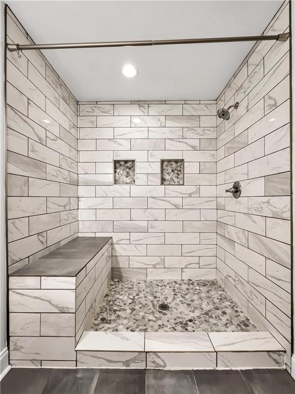 644 Albert St NW, Atlanta, GA 30318 - bathroom featuring a tile shower, recessed lighting, and marble finish floors