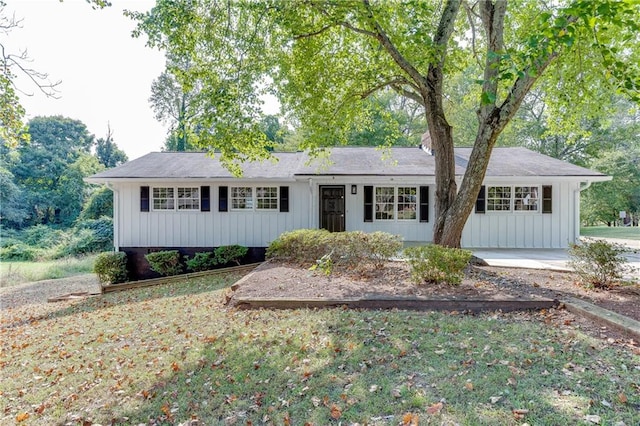 single story home featuring a front yard