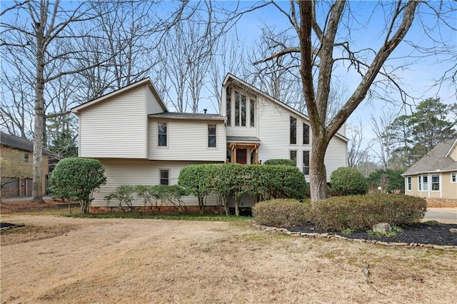 view of front facade featuring a front yard