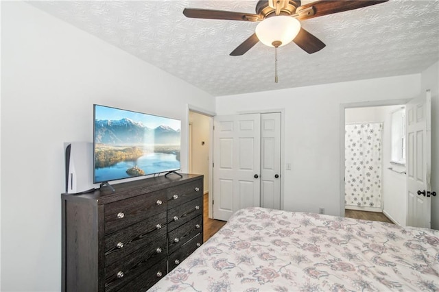 bedroom with ceiling fan, a closet, a textured ceiling, and light hardwood / wood-style floors