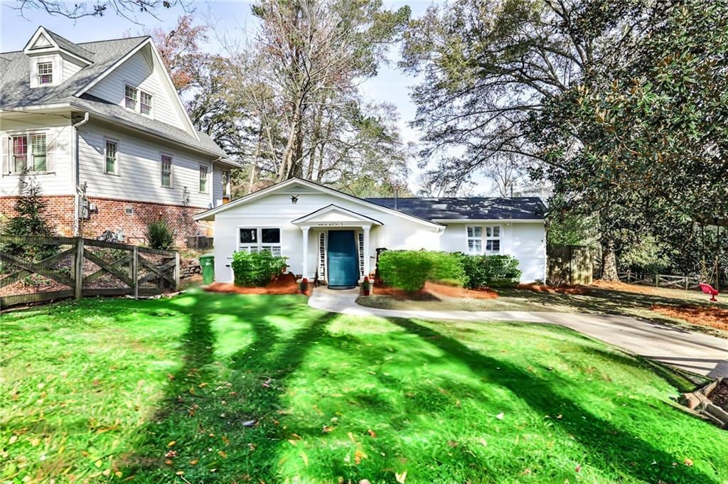 view of front of property featuring a front lawn