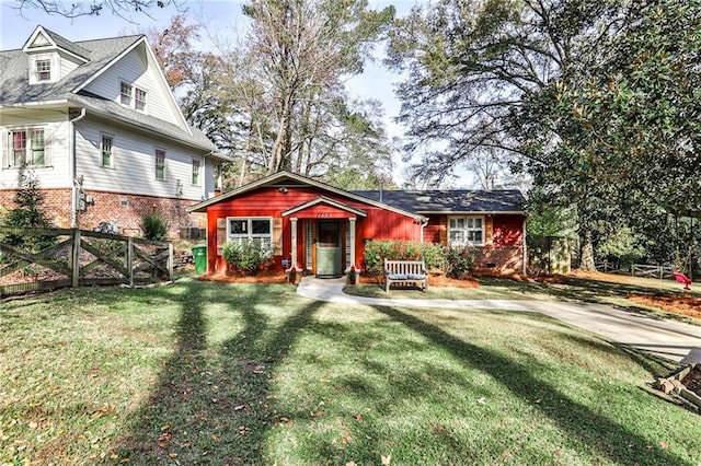 view of front of house featuring a front yard