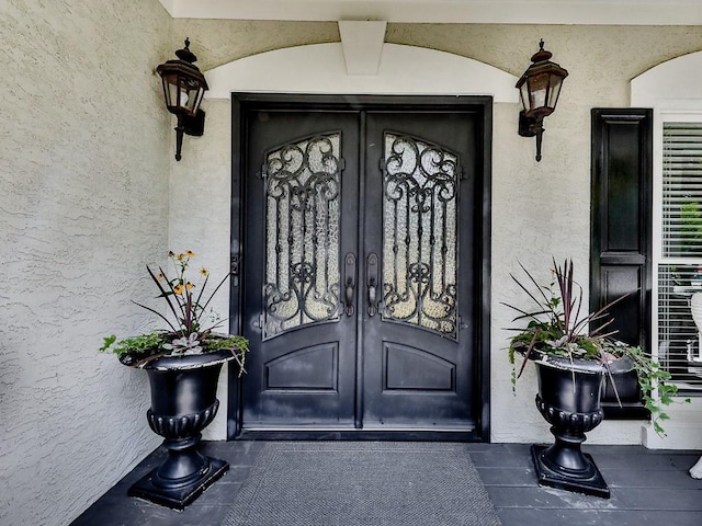 view of exterior entry with stucco siding