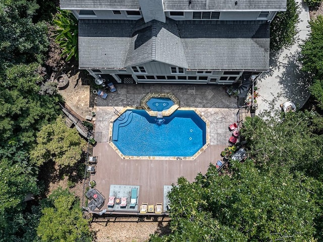 view of swimming pool