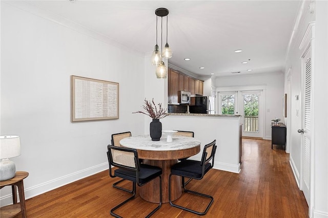 dining area with recessed lighting, baseboards, dark wood finished floors, and ornamental molding