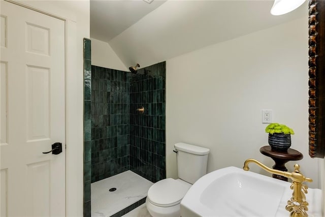 full bath with vaulted ceiling, tiled shower, and toilet