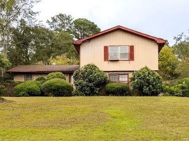 view of side of property featuring a lawn