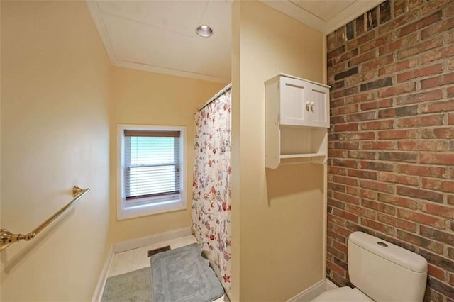 6880 Mark Turner Rd, Lithia Springs, GA 30122 - bathroom featuring a shower with curtain and crown molding