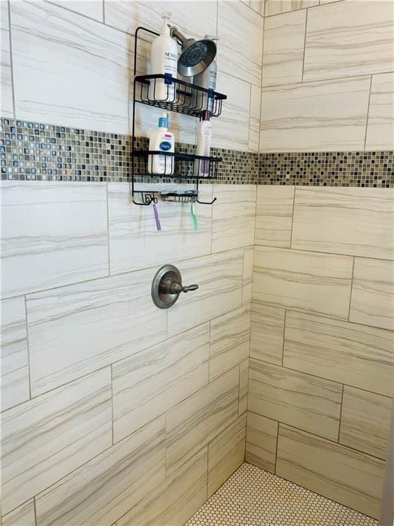 bathroom featuring tiled shower