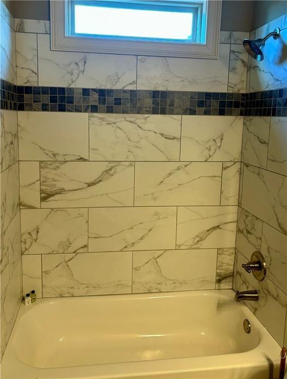 bathroom with tiled shower / bath combo