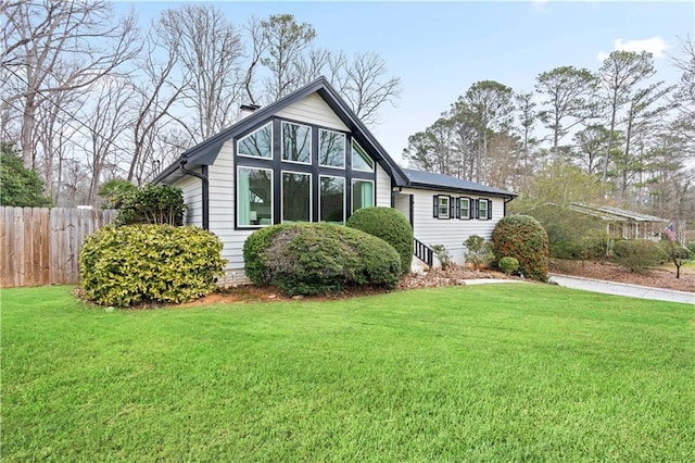 view of front of house featuring a front yard