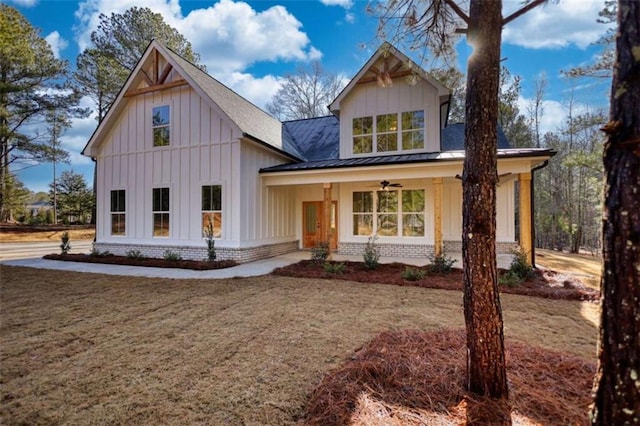 view of front facade featuring ceiling fan and a front lawn