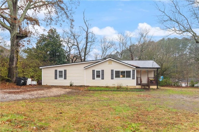 view of front of property featuring a porch and a front yard