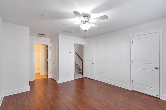 empty room featuring dark hardwood / wood-style floors and ceiling fan