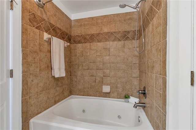 bathroom with tiled shower / bath