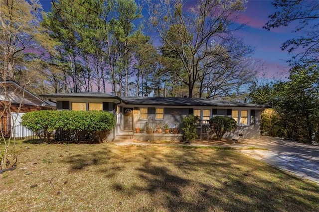 view of front of property featuring a front yard and fence