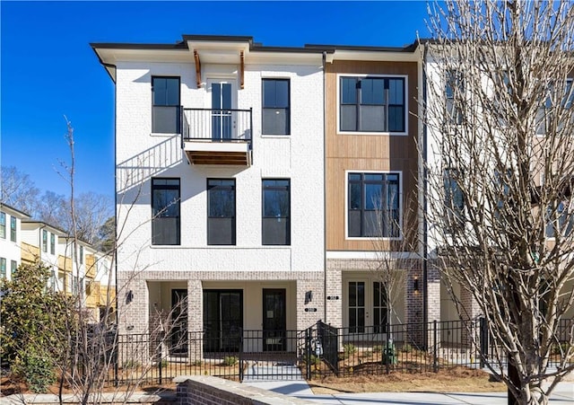 350 Olmstead Way Unit 29, Alpharetta, GA 30022 - view of front of house with a fenced front yard and brick siding