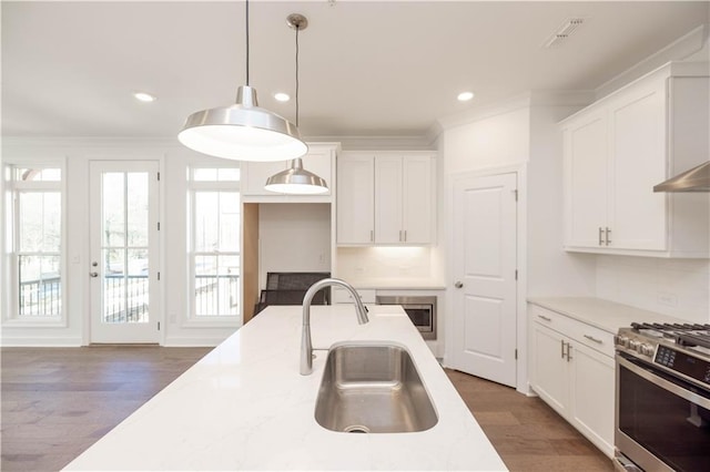 350 Olmstead Way Unit 29, Alpharetta, GA 30022 - kitchen featuring a sink, stainless steel appliances, wood finished floors, white cabinets, and crown molding