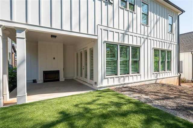 920 Wemberley Ln, Marietta, GA 30064 - back of property featuring board and batten siding, a patio area, a carport, and a lawn
