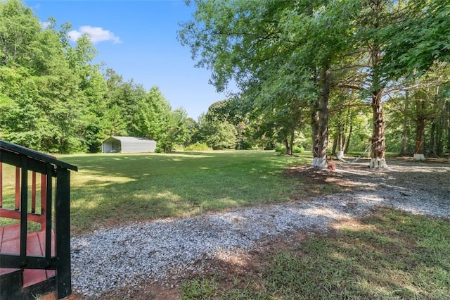 view of yard featuring an outbuilding