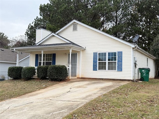 view of front of property with a front yard