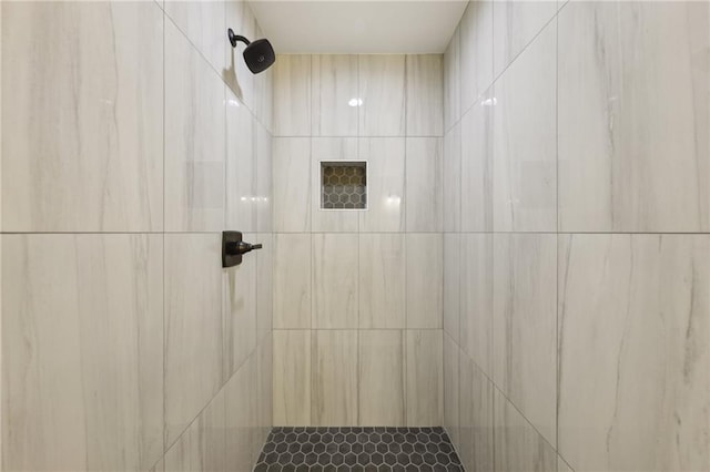 bathroom featuring tiled shower