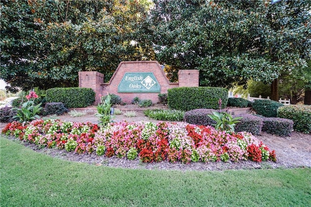 community sign featuring a yard