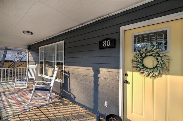 entrance to property featuring covered porch