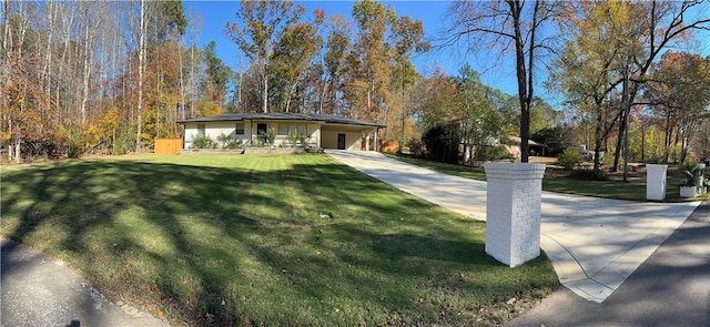 single story home featuring a front lawn