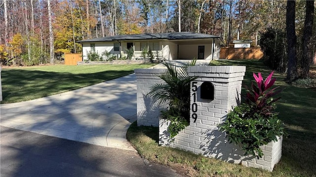 view of front of house with a front lawn