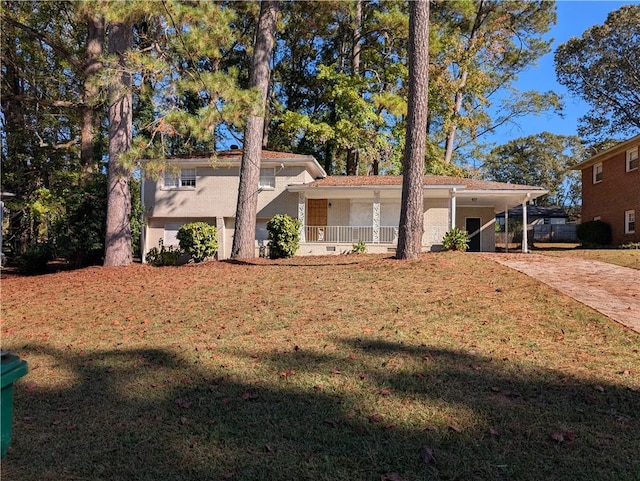 view of front of property featuring covered porch, a front yard, and a carport