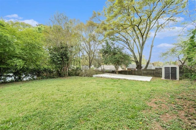 view of yard with an outdoor structure