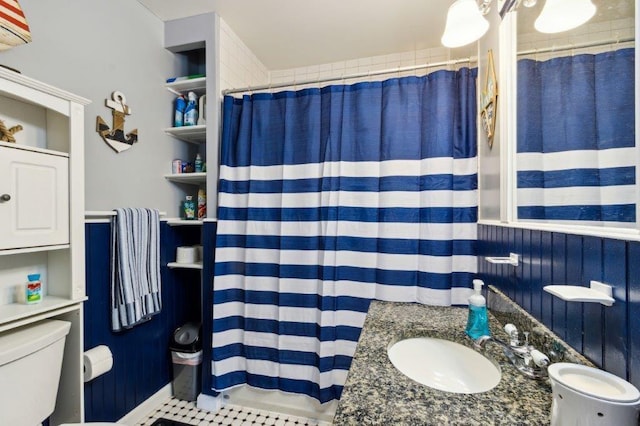 bathroom featuring a shower with curtain, vanity, and toilet