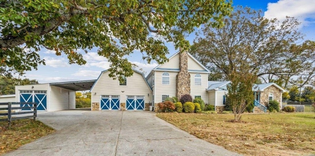 traditional-style house featuring fence, an attached garage, driveway, and a front yard