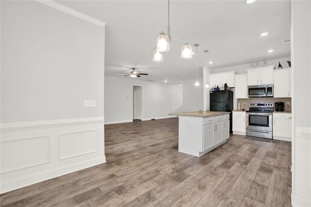 509 Grace Ln, Villa Rica, GA 30180 - kitchen featuring appliances with stainless steel finishes, a kitchen island, ceiling fan, recessed lighting, and white cabinetry