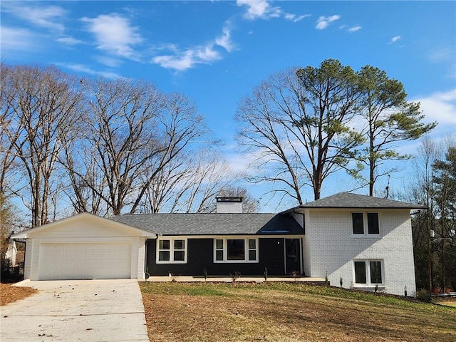 view of front of home featuring a garage and a front yard