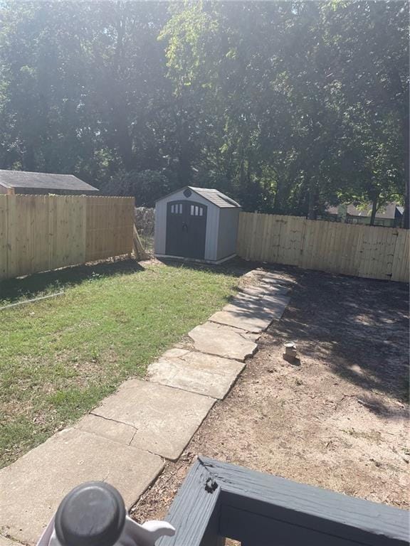 view of yard featuring a shed