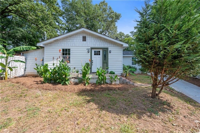 view of front of house featuring a front yard