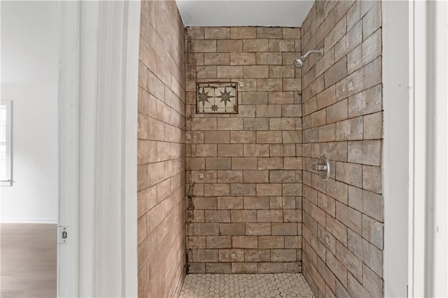 bathroom featuring tiled shower