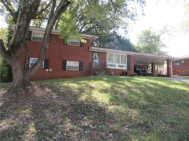 view of front of house featuring a front yard and a carport