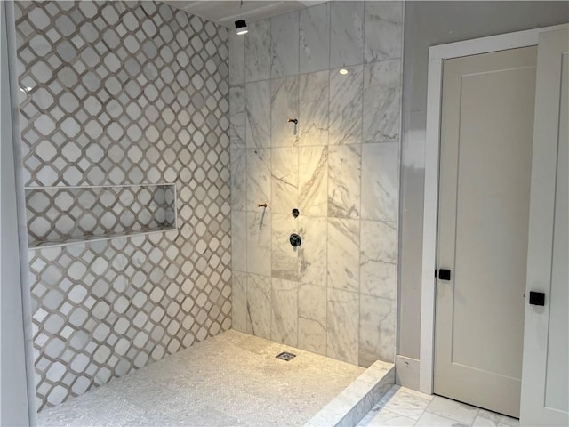 full bathroom featuring a tile shower