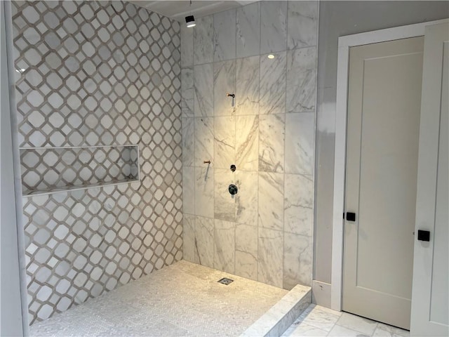 bathroom featuring tiled shower