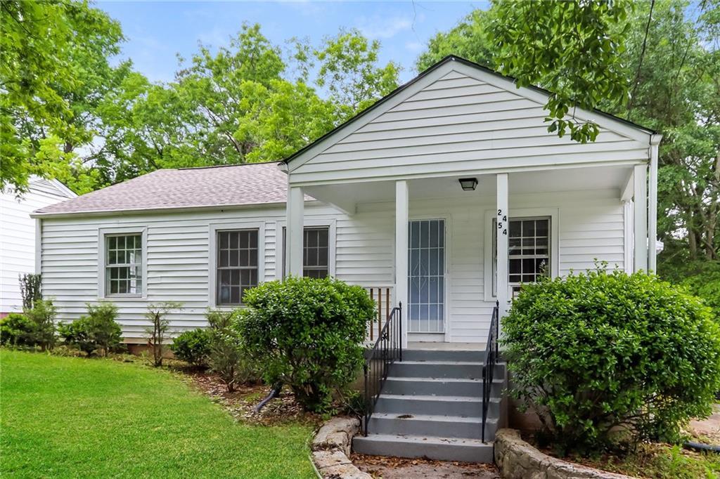 2454 Spring Garden Dr SW, Atlanta, GA 30315 - view of front facade featuring covered porch and a front yard