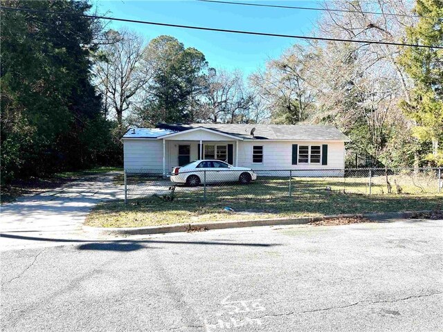 view of front of house featuring a front yard