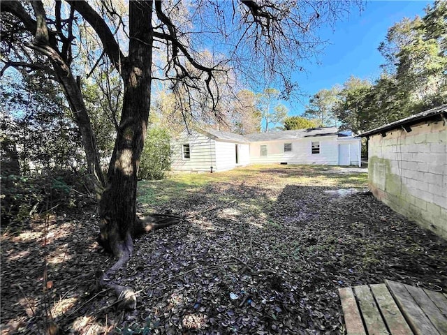 view of yard featuring a shed