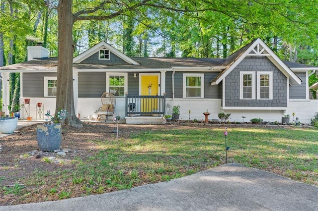 view of front facade featuring a front yard and brick siding