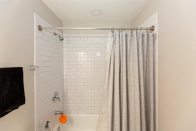 bathroom with shower / tub combo